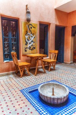 Geleneksel Fas Riad (ev) - iç bahçesi ya da avlusu olan geleneksel bir Fas evi ya da sarayı türü.