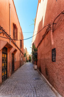 Fas 'ın Marakeş şehrinde küçük bir ara sokak.