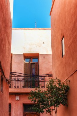 Terracotta kırmızısı duvarlı geleneksel Fas evindeki kapalı pencere. Mimaride Arapça stil.