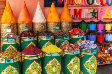 Fas 'ın Marakeş pazarındaki Fas baharat tezgahında renkli baharatlar