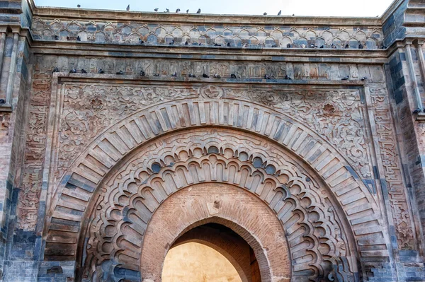 Bab Agnaou 장식적 관문은 세기에 건축되었으며 모로코에서 인기있는 관광지였던 마라케시 — 스톡 사진