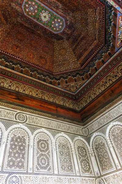 バイーア宮殿の天井を飾る マラケシュの19世紀後半の宮殿です 今日では 市内でよく知られた歴史的建造物や観光スポットです — ストック写真