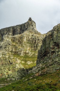 Cape Town, Güney Afrika 'daki Masa Dağı' ndaki Kablo İstasyonu binası.