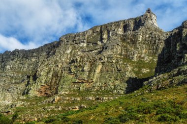 Cape Town, Güney Afrika 'daki Masa Dağı manzarası. Güzel manzaralı doğal manzara ve doğa stoklarında tatil yaparken doğa yürüyüşü ve macera için turistik cazibe.
