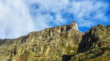 Cape Town, Güney Afrika 'daki Masa Dağı manzarası. Güzel manzaralı doğal manzara ve doğa stoklarında tatil yaparken doğa yürüyüşü ve macera için turistik cazibe.
