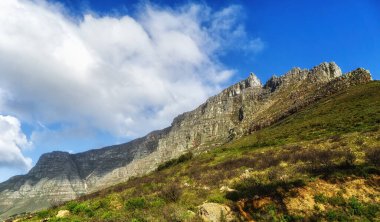 Cape Town, Güney Afrika 'daki Masa Dağı manzarası. Güzel manzaralı doğal manzara ve doğa stoklarında tatil yaparken doğa yürüyüşü ve macera için turistik cazibe.