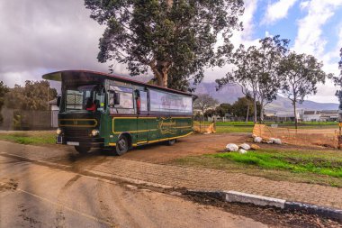 Paarl, Güney Afrika - 18 Haziran 2023: Paarl Tram turistleri şarap tatmaya götürüyor.