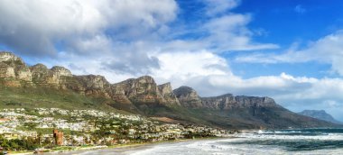 Cape Town Güney Afrika yakınlarındaki Kamp Koyu plajı güzel bir kış günü, arkasında 12 havari olarak anılan Masa Dağı 'nın arkası.