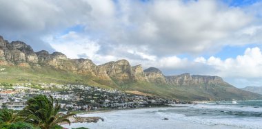 Kamp Koyu, Cape Town, Güney Afrika 'nın varlıklı bir banliyösüdür ve Cape Peninsula' nın batı kıyısındaki küçük bir körfezdir. Yazın birçok Güney Afrikalı ve yabancı ziyaretçi çeker.