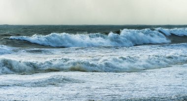 Deniz Burnu 'nda dalgalı derin mavi sular Cape Town Güney Afrika' da kumsal gezisi..