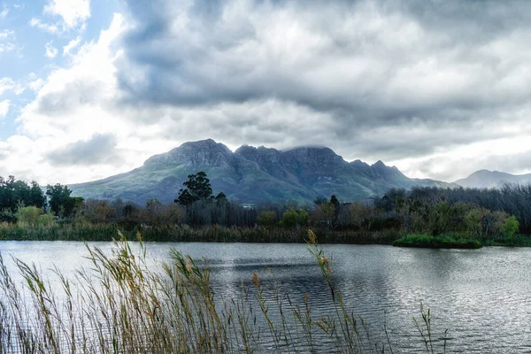 前景に池を持つヘルダーバーグ山 サマセット西 南アフリカ — ストック写真