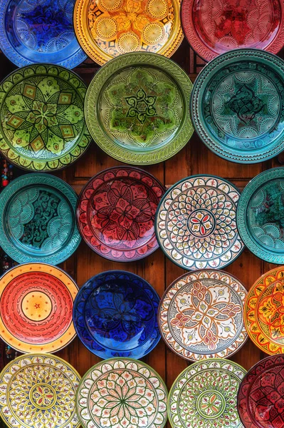Marakeş, Fas 'ta satılık güzel ve renkli seramik tabaklar..