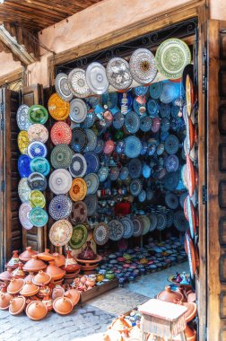 Marakeş, Fas 'ta satılık güzel ve renkli seramik tabaklar..