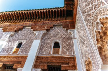 Güzelce restore edilmiş Ben Youssef Medersa 'nın avlusu. Fas 'taki en büyük teoloji okuludur. Marakeş