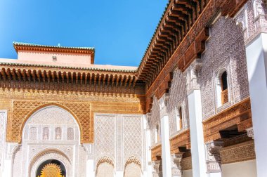 Güzelce restore edilmiş Ben Youssef Medersa 'nın avlusu. Fas 'taki en büyük teoloji okuludur. Marakeş