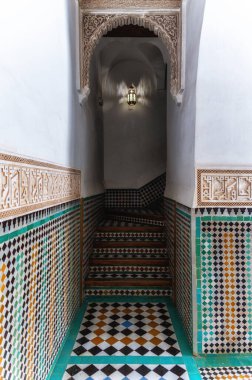 14. yüzyılın renkli mozaik merdivenleri Ben Youssef Madrasa ya da Marakeş, Fas 'taki üniversite.