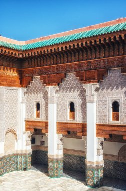 Güzelce restore edilmiş Ben Youssef Medersa 'nın avlusu. Fas 'taki en büyük teoloji okuludur. Marakeş