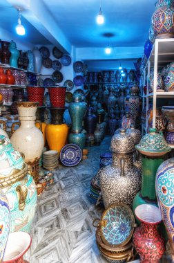 Marakeş 'te çeşitli eşya ve hediyelik eşya pazarı