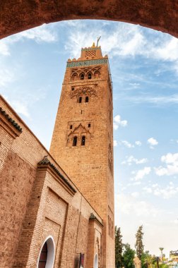 Gün batımında Marakeş 'teki Koutoubia Camii' nin güzel manzarası, Fas, mavi gökyüzü arka planı.