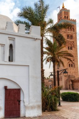 Kubba Fatima Zohra Koutoubia Camii 'nin yanında, Marakeş' in en büyüğü. Djemaa EL Fna Meydanı