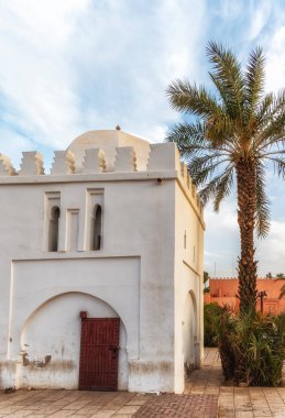Kubba Fatima Zohra Koutoubia Camii 'nin yanında, Marakeş' in en büyüğü. Djemaa EL Fna Meydanı