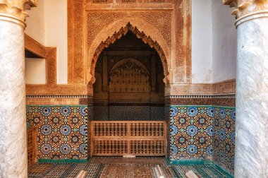 Marakeş, Fas 'taki güzel dekore edilmiş Saadien Mezarları' nın (Les Tombeaux Saadiens) içi.