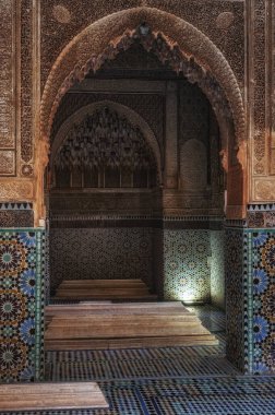 Marakeş, Fas 'taki güzel dekore edilmiş Saadien Mezarları' nın (Les Tombeaux Saadiens) içi.