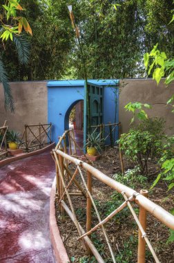 Marakeş 'teki Majorelle Garden' da. Kalabalık bir şehrin ortasında bir vaha gibi. Marakeş, Fas