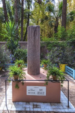Marakeş, Fas - 18 Ekim 2022: Anma, Yves Saint Laurent, 01. 08 numara. 1936-01. 06 numara. 2008, Jardin Majorelle, Marakeş, Fas, Afrika 'da botanik bahçesi.