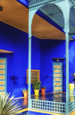 Marakeş, Fas - 18 Ekim 2022 Jardin Majorelle 'in ünlü mavi evi. Jacque Majorelle 1931 tarafından inşa edilmiş ve 1962 'de ölmüş. Bina yıkık dökük ve neredeyse imarcılar tarafından yıkılmış ve 1980 yılında Pierre Berge ve Yves Sai tarafından kurtarılmıştır.