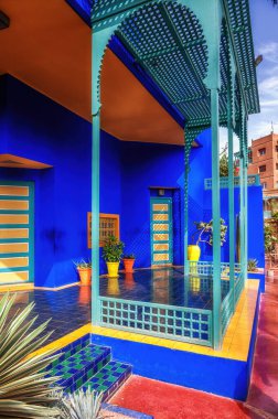 Marakeş, Fas - 18 Ekim 2022 Jardin Majorelle 'in ünlü mavi evi. Jacque Majorelle 1931 tarafından inşa edilmiş ve 1962 'de ölmüş. Bina yıkık dökük ve neredeyse imarcılar tarafından yıkılmış ve 1980 yılında Pierre Berge ve Yves Sai tarafından kurtarılmıştır.