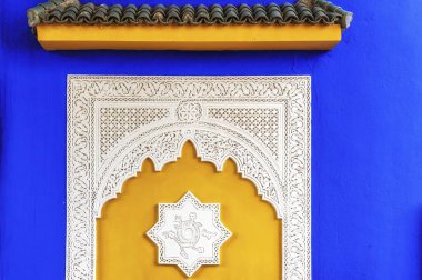 Jardin Majorelle, eski moda tasarımcısı Yves Saint Laurent Marrakesh Fas köşkü renkli penceresinde. Yves Saint-Laurent mavi Ev'in sarı pencere çerçeveleri. İslam Sanat Müzesi.