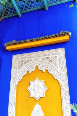 Jardin Majorelle, eski moda tasarımcısı Yves Saint Laurent Marrakesh Fas köşkü renkli penceresinde. Yves Saint-Laurent mavi Ev'in sarı pencere çerçeveleri. İslam Sanat Müzesi.