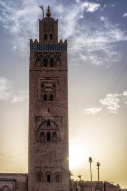 Gün batımında Marakeş 'teki Koutoubia Camii' nin güzel manzarası, Fas, mavi gökyüzü arka planı.