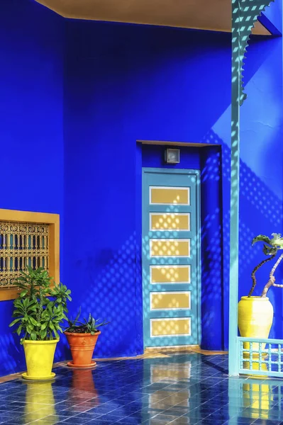 Marakeş, Fas - 18 Ekim 2022 Jardin Majorelle 'in ünlü mavi evi. Jacque Majorelle 1931 tarafından inşa edilmiş ve 1962 'de ölmüş. Bina yıkık dökük ve neredeyse imarcılar tarafından yıkılmış ve 1980 yılında Pierre Berge ve Yves Sai tarafından kurtarılmıştır.