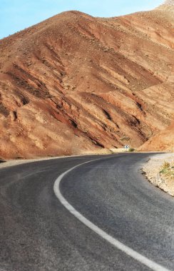 Fas 'taki yüksek atlas dağları, Kuzey Afrika. Boş asfalt yol, güzel manzara, güneşli gün