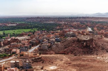 Tinghir, Fas 'taki Todra vadisinde Douar Ait Boujane köyünün çevresindeki Atlas Dağları ve vahasının manzarası.