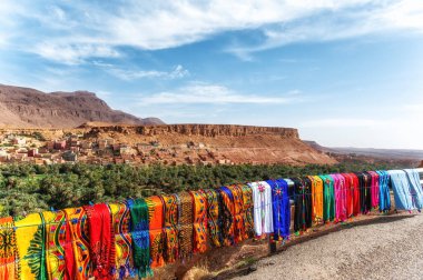 Atlas Dağları, Fas, Kuzey Afrika 'da satılık renkli geleneksel Berber giysileri