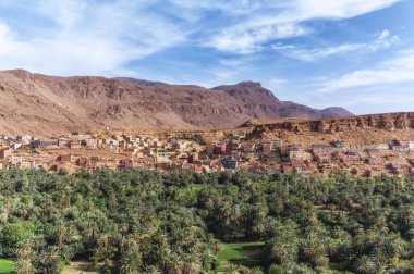 Fas, Kuzey Afirca 'daki bir köyün çevresindeki Atlas dağlarının ve vahasının manzarası.