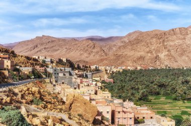 Fas, Kuzey Afirca 'daki bir köyün çevresindeki Atlas dağlarının ve vahasının manzarası.