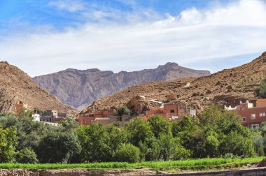 Tinerhir 'de eski bir kaş, Dades Vadisi' ndeki bir vaha yanında tipik bir Fas kasabası - Antik Berber köyü, Atlas Dağları ile çevrili yemyeşil vaha - Tinghir, Fas
