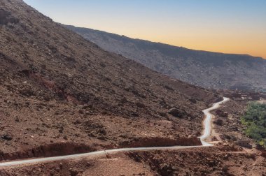 Atlas Dağları 'ndaki Fas dağ yolu, Kuzey Afrika.