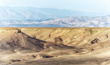 Yazın Fas 'taki Atlas Torrent boyunca uzanan yarı çölün peyzaj izleri.