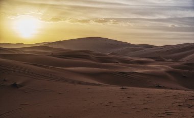 Sahra 'da gün batımı erg Chebbi, Fas, Afrika' nın kum tepeleri