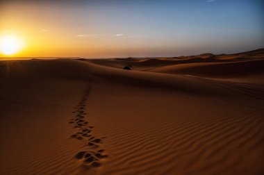 Sahara çölünde, Merzouga 'da, Fas' ta, Kuzey Afrika 'da...