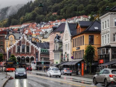 Bergen, Norveç - 23 Eylül 2023: Bryggen ile şehir merkezi manzarası