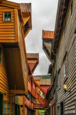 Bryggen 'daki geçit, Bergen, Norveç' teki tarihi Hanseatic ticari binaları.