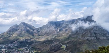 Cape Town, Güney Afrika 'daki Bulutlu Masa Dağı manzarası
