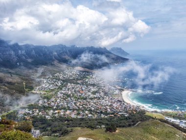 Lions Head Dağı 'ndan Kamp Koyu' nun havadan görüntüsü..