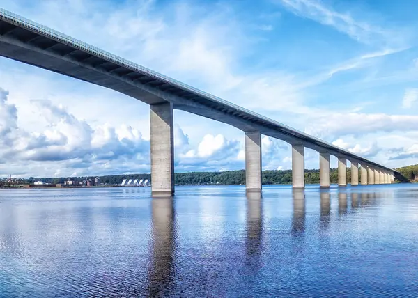 Puente Del Fiordo Vejle Edificio Residencial Wave Segundo Plano Dinamarca Imágenes de stock libres de derechos